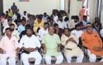 भाजपा कार्यालय पर आयोजित बैठक में काली पट्टी बांध कर बैठे पदाधिकारी।संवाद