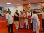 इमरजेंसी के दौरान जेल गए लोगों को सम्मानित करते भाजपाई।