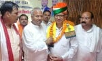 शाहजहांपुर के लोकतंत्र सेनानी ओमकार सिंह को सम्मानित करते मुख्य अतिथि जुगुल किशोर