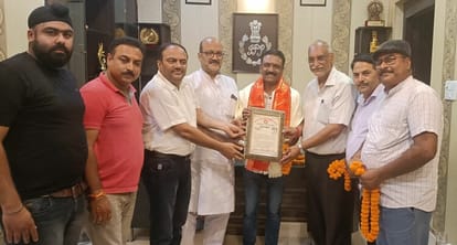 The Board of Trade bid farewell to SP by giving him a letter of respect.