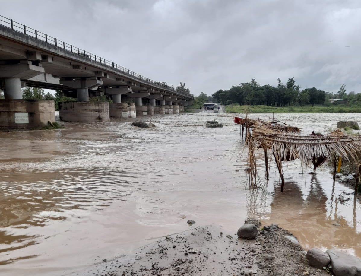 Water came on the surface of Kotwali river, traffic stopped