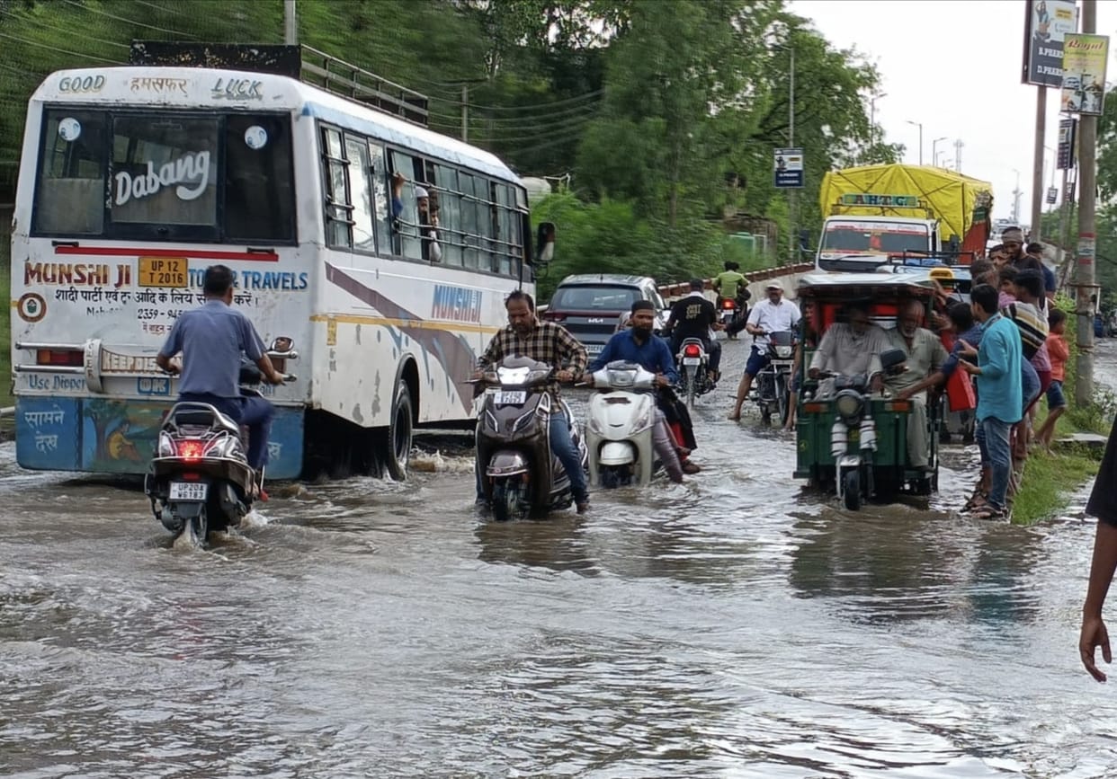 Pedestrians passing through waterlogging on the highway