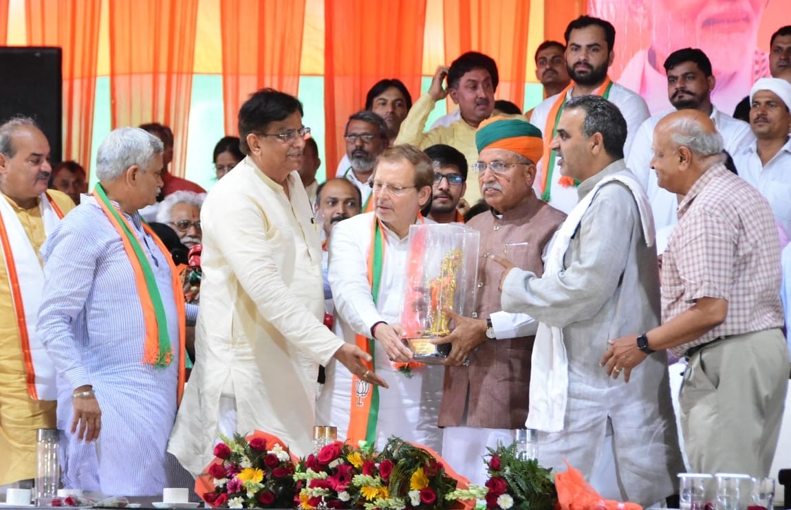Father and son have nothing left, our Panna Pramukh Sammelan has also happened: Dhankhar