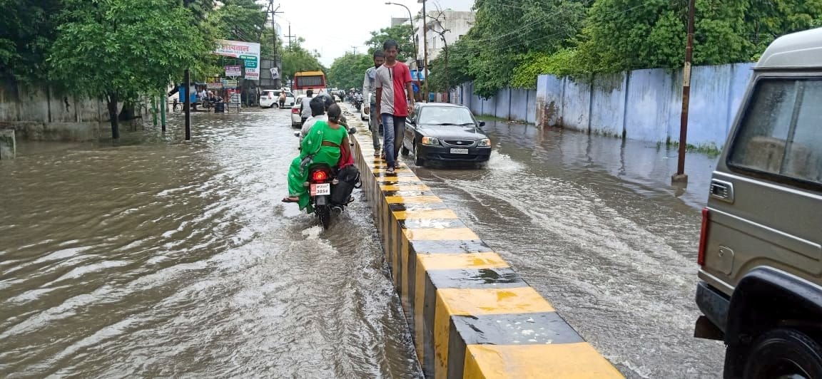 Waterlogging from the main road to the streets