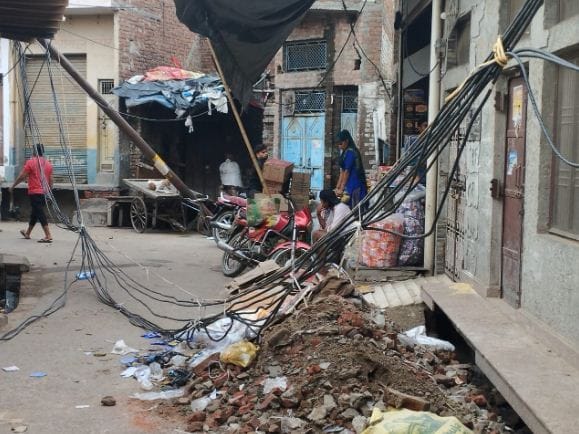 Bunch line including pole fell down, electricity stalled in many areas