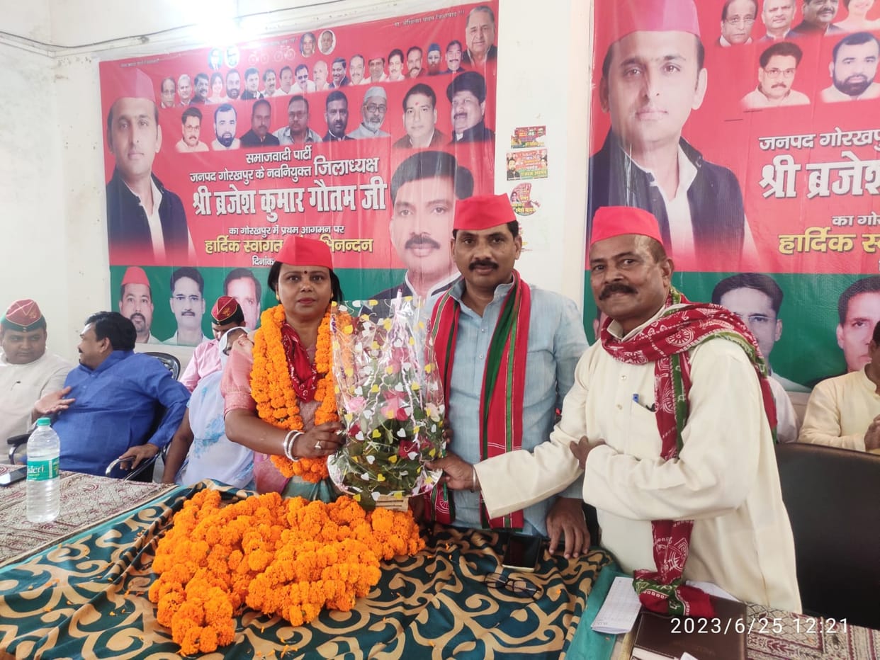 Kanchan Srivastava, the newly appointed Metropolitan President of Samajwadi Mahila Sabha, was welcomed under the leadership of District President Brajesh Kumar Gautam on his first arrival at the party's office at Betiahata.