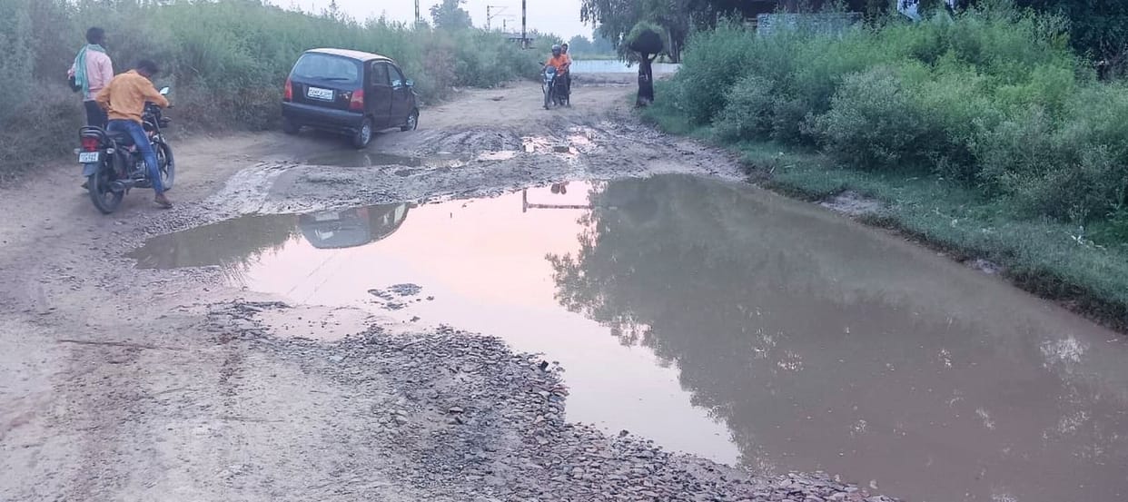 Dabtori-Asafpur road turned into potholes, traffic stopped due to rain