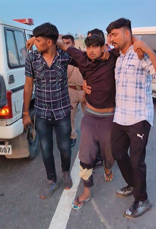 Encounter between police and miscreants, two injured
