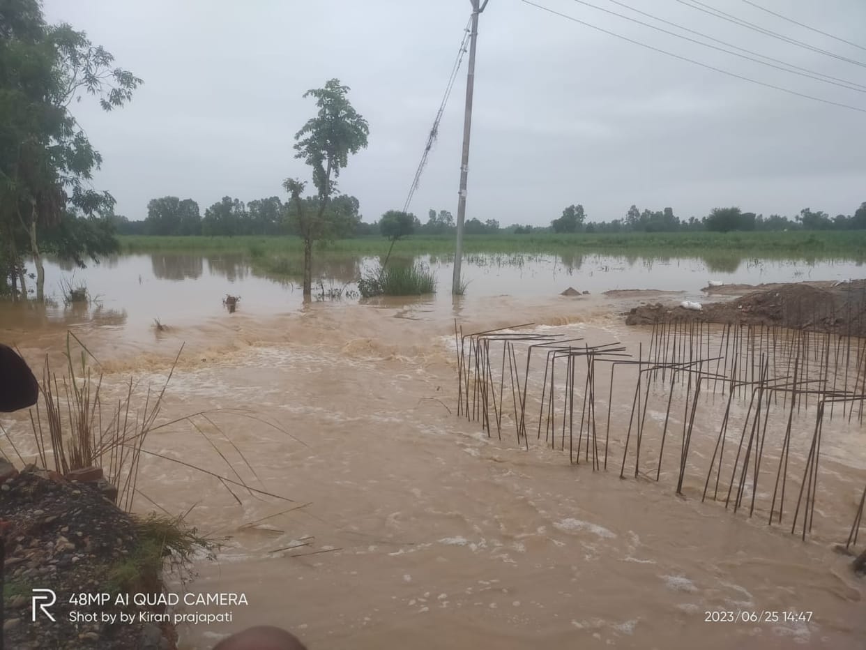 Irrigation department broke the culvert, the traffic of the village came to a standstill