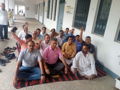 Stamp sellers protest for non-disclosure of theft