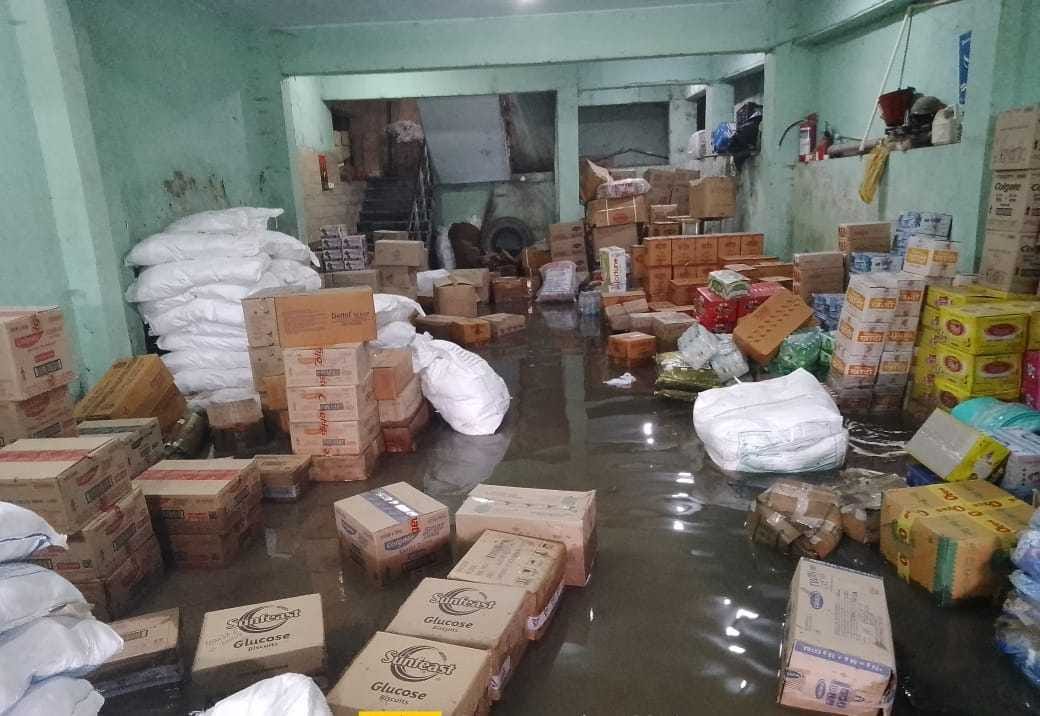 Rain water entered the grocery warehouse, damage worth lakhs