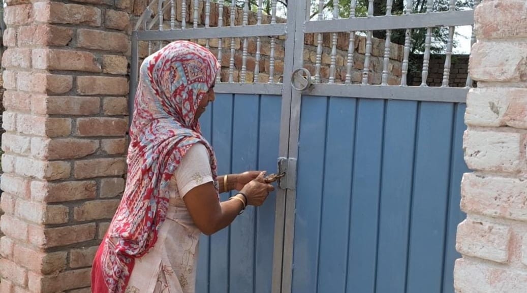 Officers arrived for measurement in Khairekan, 200 people locked the house and handed over the keys