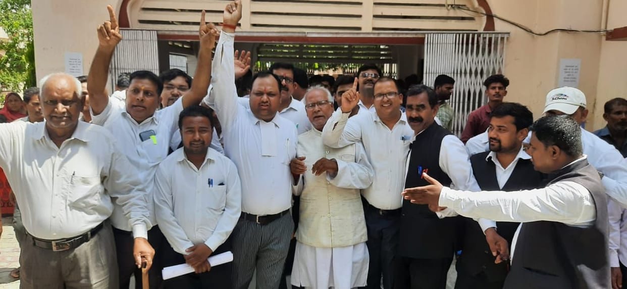 Advocates demonstrated at DM office