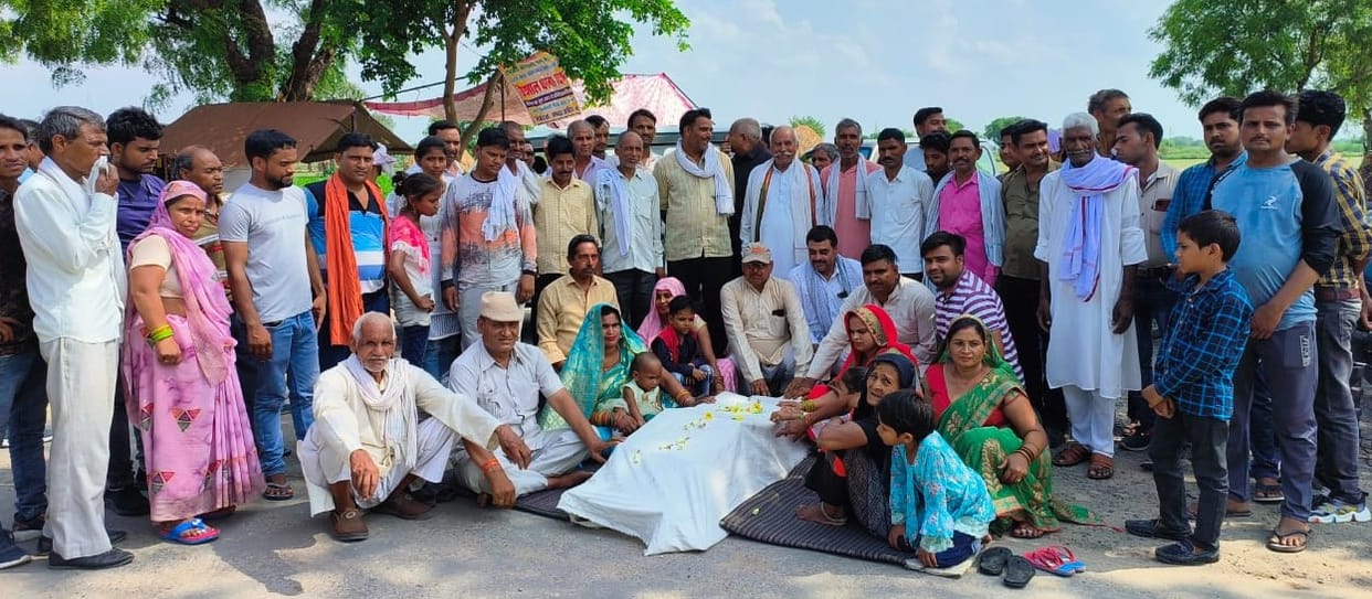 Symbolic bier made of Hathras-Jalesar road, mourned
