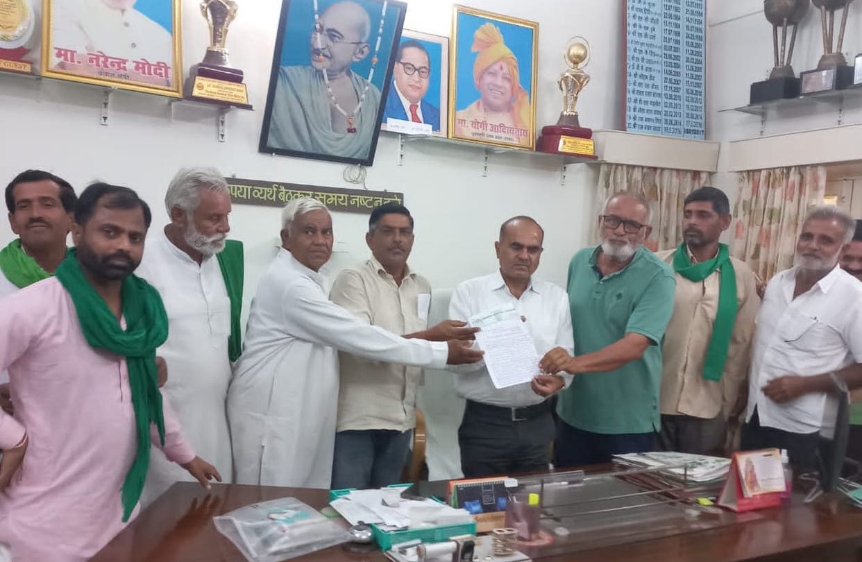Farmers handed over memorandum to GM of sugar mill