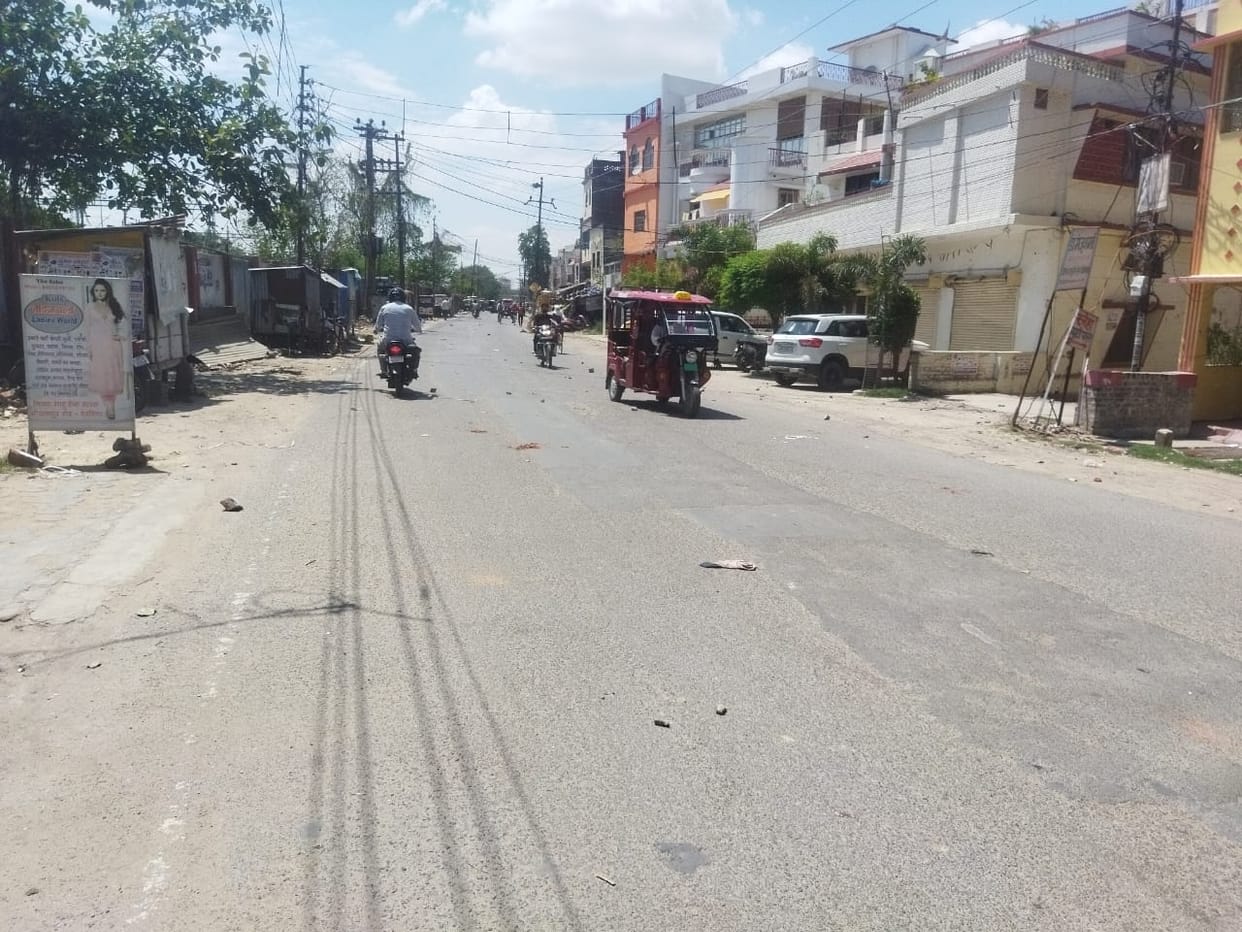 Stone pelting on Bhikhampur road of the city, traffic stalled for half an hour