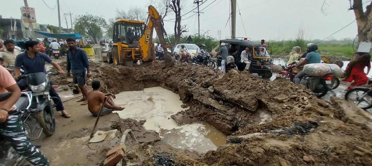 Pit dug to fix drinking water line leakage, jam condition remained throughout the day