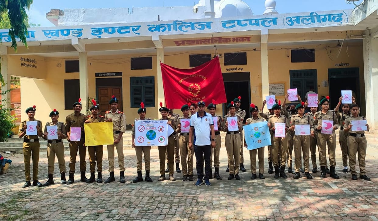 Taking out a rally, administered an oath not to consume tobacco