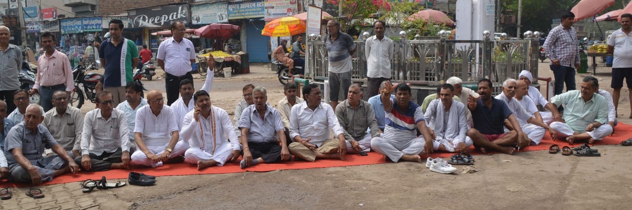 There was no relief from waterlogging in the markets even after 54 hours, traders sitting on strike in the middle of the road