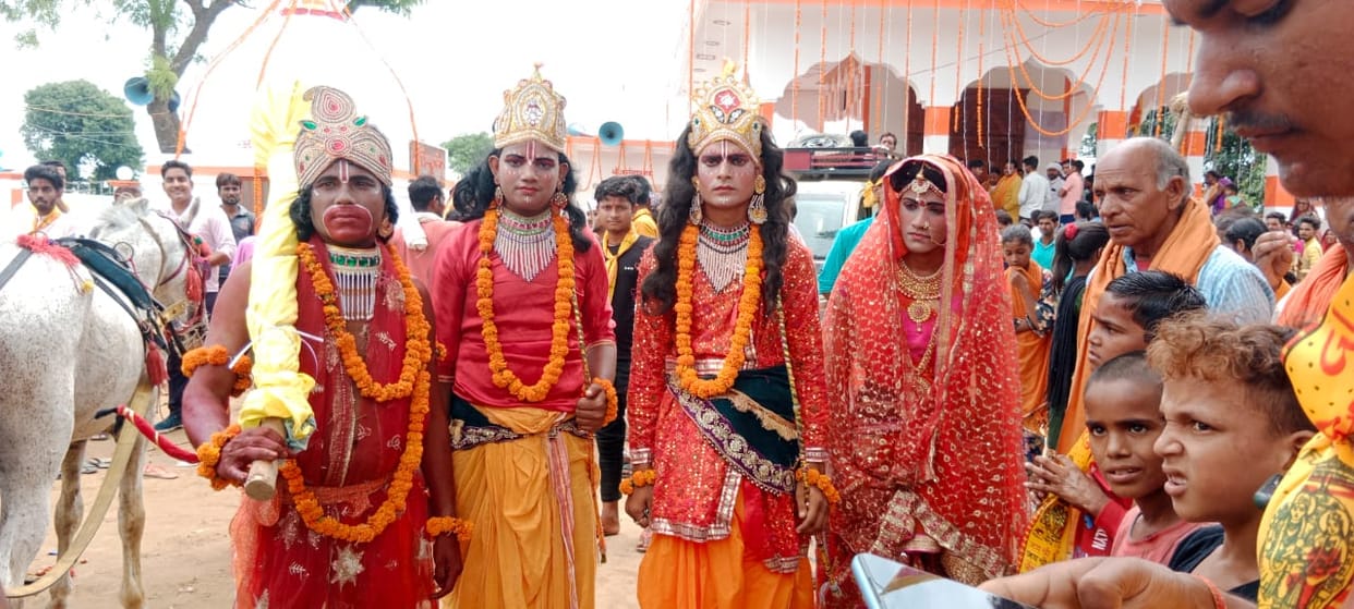 The procession came out with great fanfare, the tableaux captivated the mind