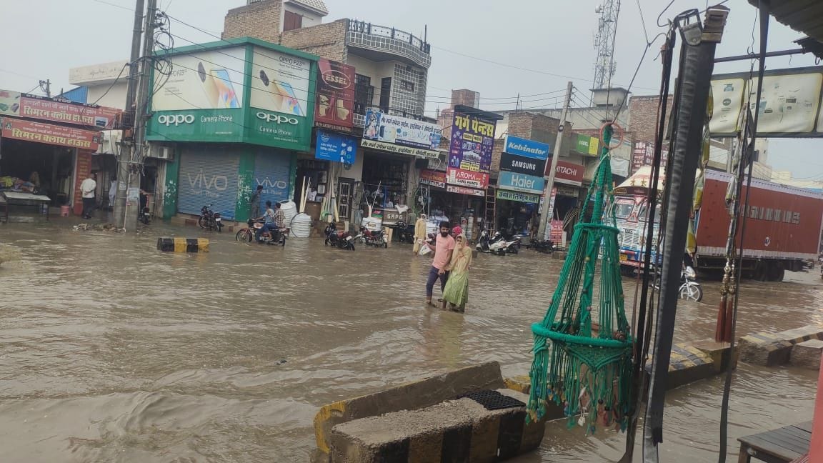 Rain in Bhuna opened the drainage pole, water on the roads