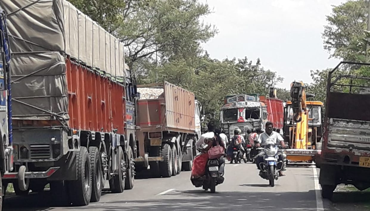 3.30 hours jam due to overturning of truck, traffic disrupted, passengers upset