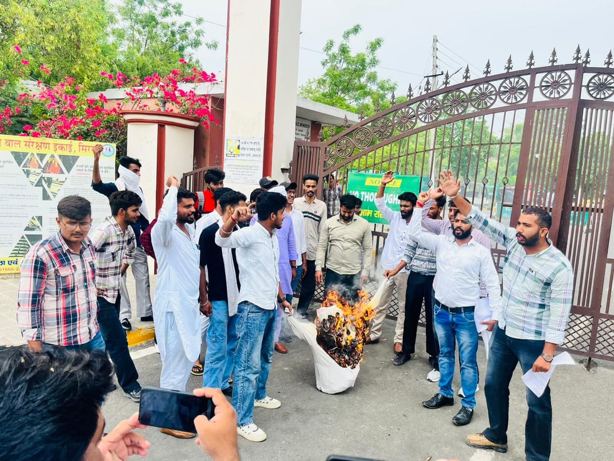 Protest against the functioning of CDLU Vice Chancellor, student organizations burnt the effigy