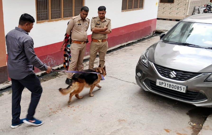 Thieves took away goods worth more than 10 lakhs