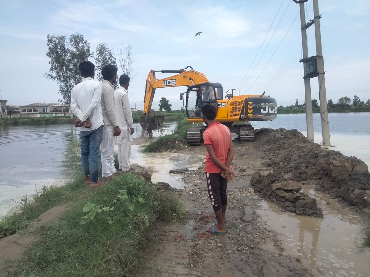 Mamour lake overflows and breaks, 150 bighas of crop submerged