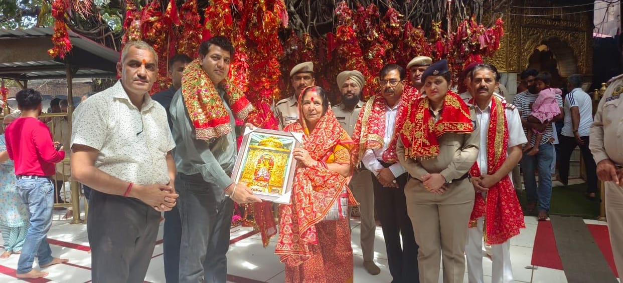 Lady governor bowed down in the court of mother Chintpurni