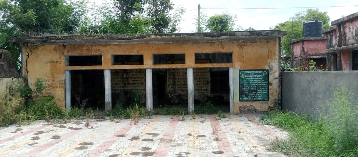 One and a half hundred panchayat houses in disrepair, the villagers are in trouble after going around the block office
