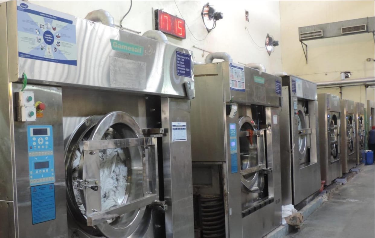 Passengers traveling in AC coaches will get better facilities of bedroll and linen. North Eastern Railway has appointed a new agency to improve the system of washing and distribution of bedrolls and linen.