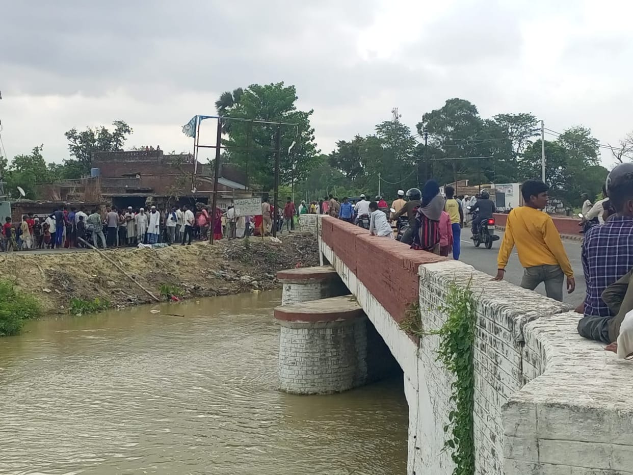 Dead body of an old woman found landed in Saryu canal