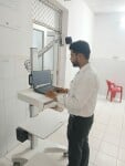 मेडिकल कालेज  में टेलीमेडिसिन सुविधा के लिए आई मशीन सेट करते कोआर्डिनेटर।संवाद