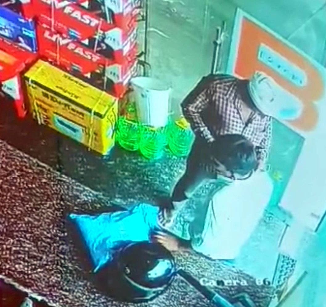MCD worker's bag full of cash stolen when he came to buy inverter-battery