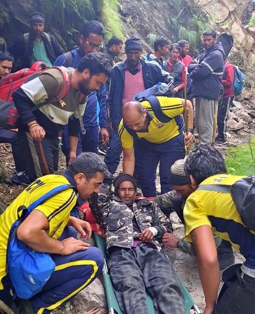 SDRF took the injured to the hospital by walking 12 km