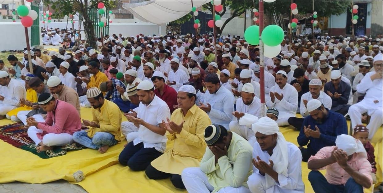 Sacrifice offered Namaz, Money Bakrid with devotion