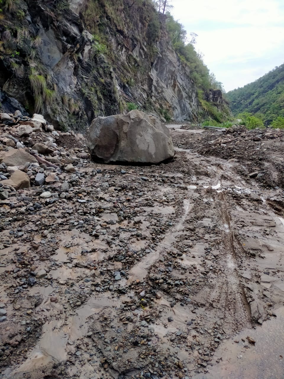 Five rural roads of the district closed due to debris
