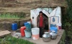 बेड़ीनाग में प्राकृतिक स्रोत पर पानी के लिए खड़ा ग्रामीण। संवाद