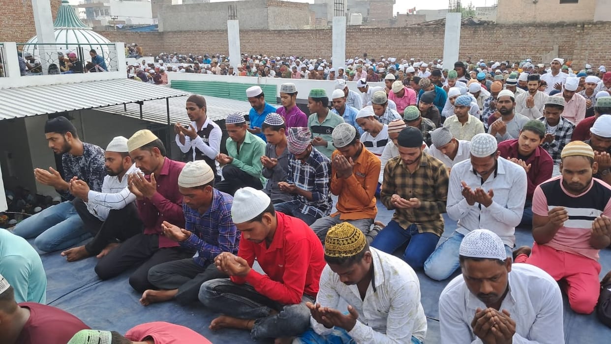 Head bowed in the court of Allah, prayed for peace
