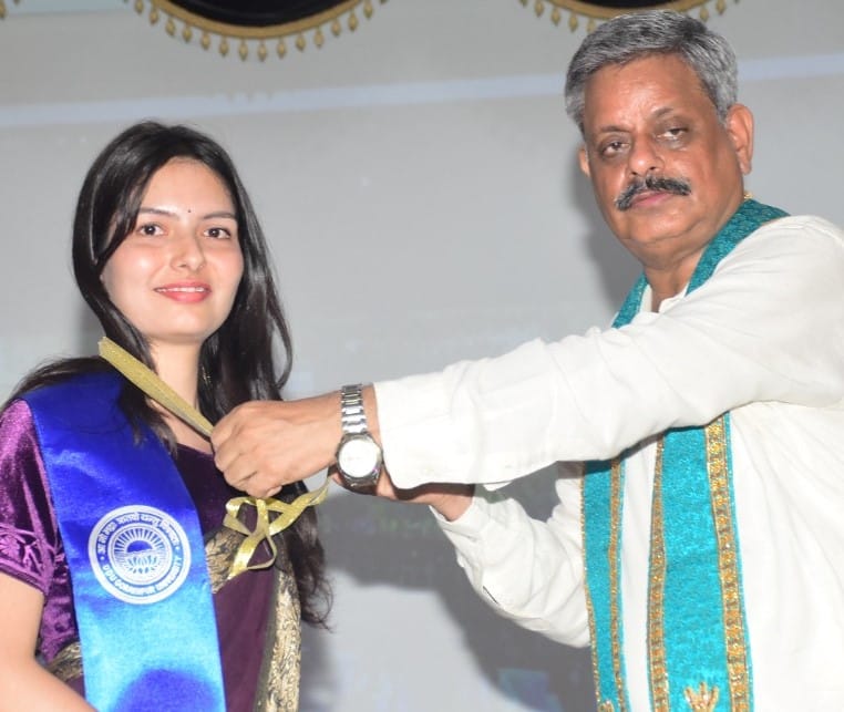 Basti's daughter Akanksha got gold medal in convocation