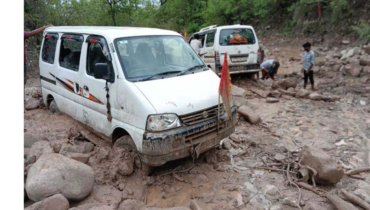 Batangad again blocked the road to Purnagiri Dham, two cars got stuck