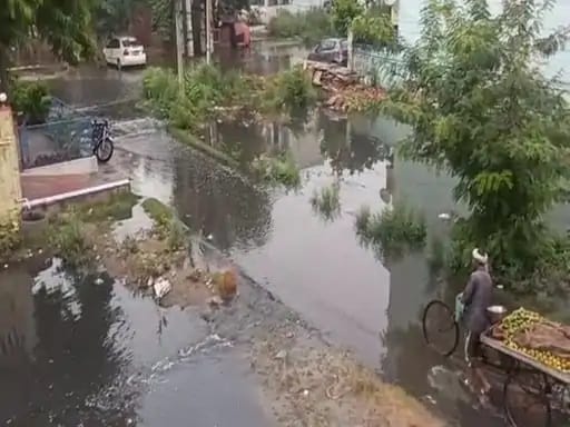 Poisonous water filled in houses, people reached the roof, life stuck in breath