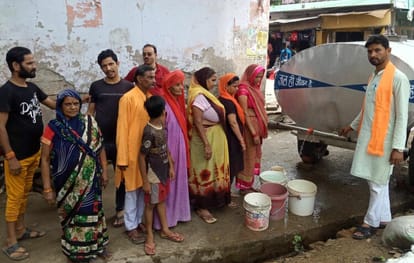 Water shortage in the wards for a month, people came on the road with BJP councilors
