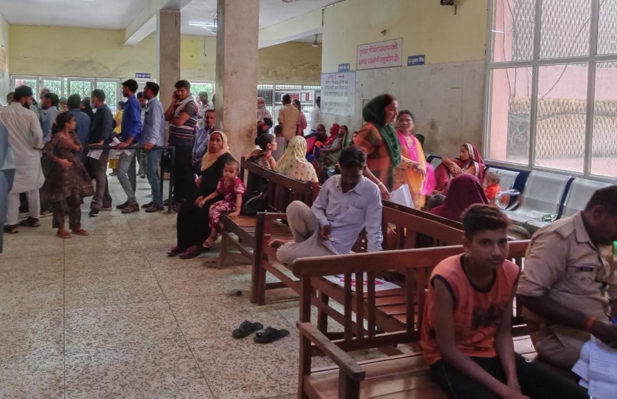 Specialist doctors retired, juniors saw patients