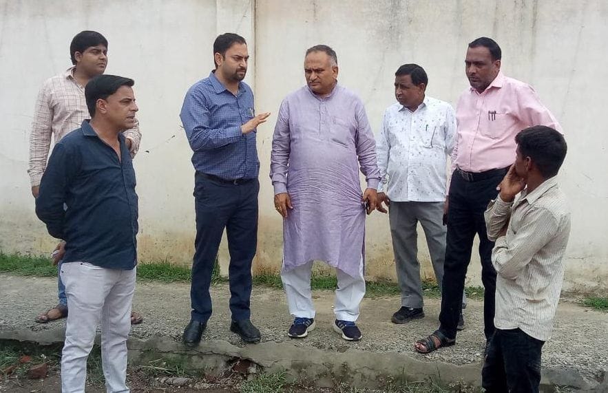 Netaji along with officials measured potholes on the roads