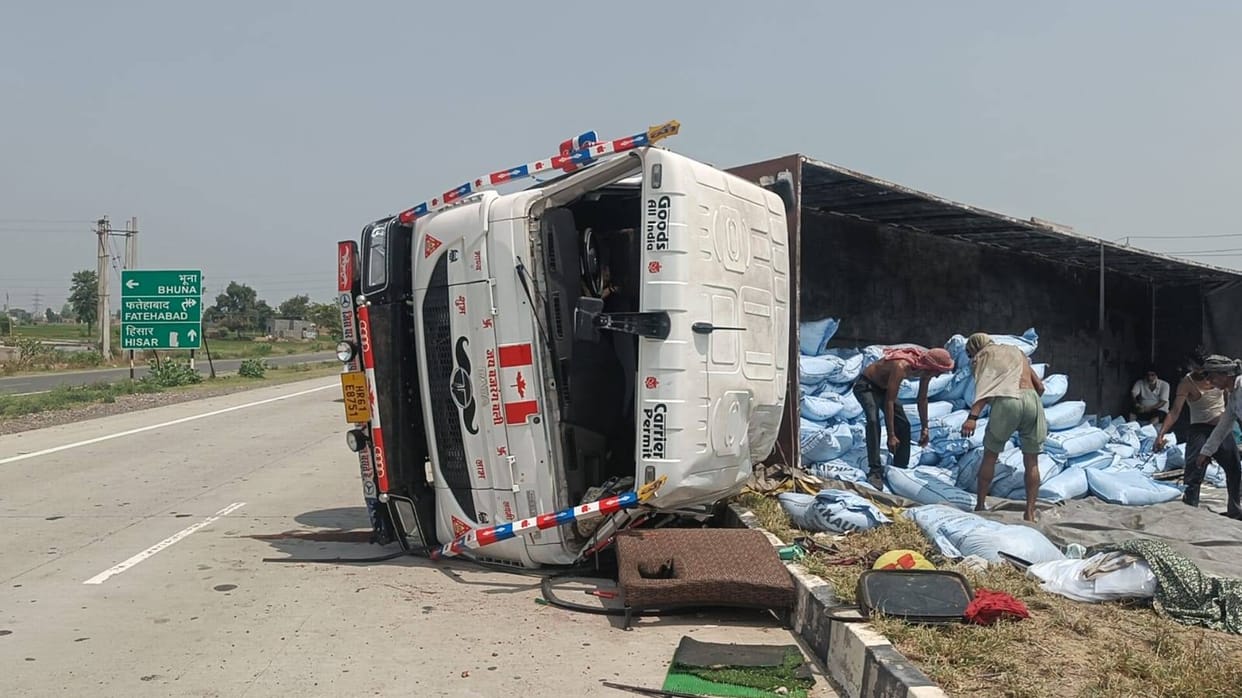 The truck carrying sugar from Muzaffar Nagar to Dabwali overturned on the highway