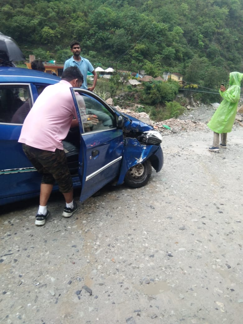 Stone fell on the car, three passengers narrowly escaped