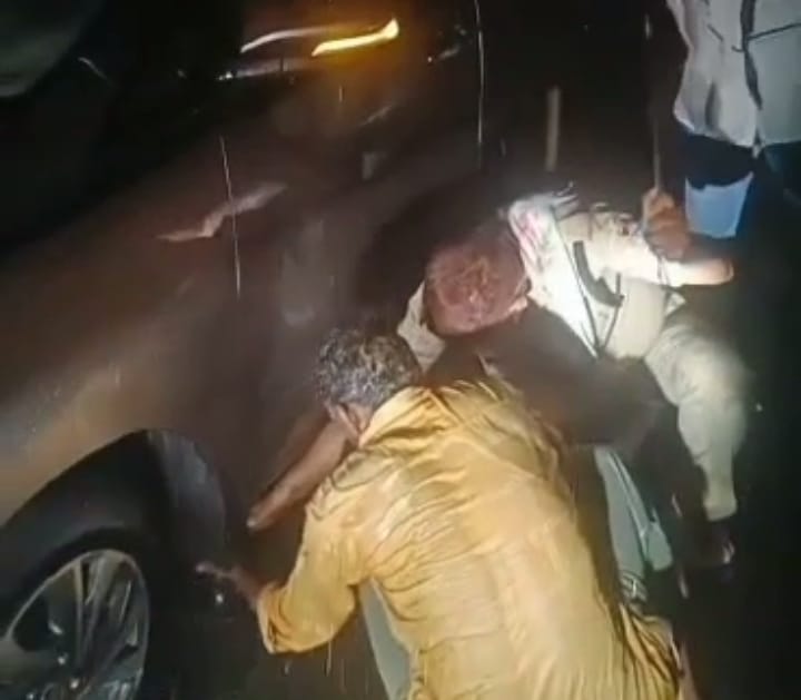 Police helped the passenger family stranded due to bursting of car tire in the rain