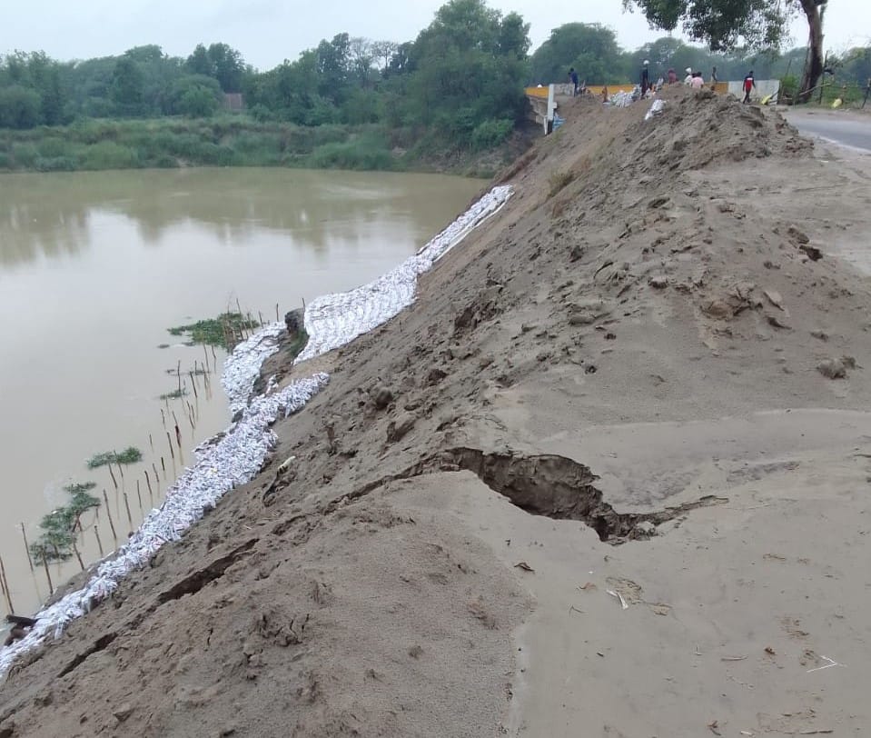 The crack in the approach road of Piedra bridge in the first rain